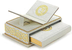 Quran Geschenkset mit Holz-Rehal & Samtbox